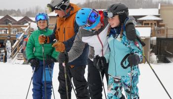 skiing family 