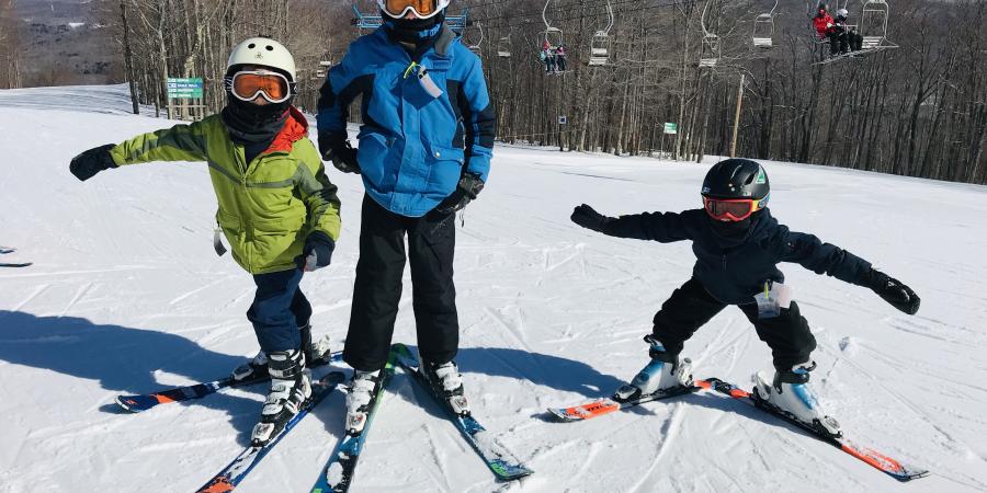 3 kids skiing
